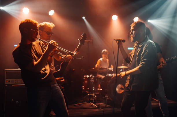Employee Live — colaboradores cantando com banda ao vivo
